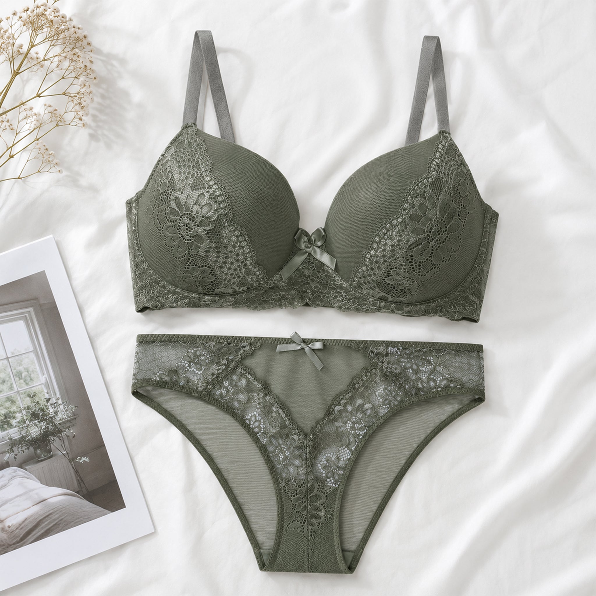 Women's Self-Design Lace Underwired Heavily Padded Lingerie Set